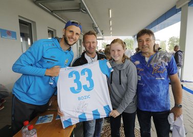 An den Autogrammtischen bildete sich am Samstag ...
