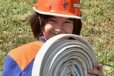 ...Charlotte Honegger, die in der Wohlhausener Jugendfeuerwehr mitmischt,...