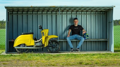 Max Zschörnig aus Nünchritz fährt eine annähernd postgelbe Schwalbe, deren Leistung er noch nicht gemessen hat. "Es dürften 15 oder 16 PS sein", schätzt der 18-Jährige. Das mittlere Verkleidungsteil der KR 51/2 hat er entfernt, weil Luftfilter und Vergaser nicht darunter passen. Auch Felgen, Kettenblatt und Auspuff sind "gemacht".