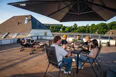 Pause vom Bildschirm: Gäste des Gaming-Apartments auf der Dachterrasse. Wer hier übernachtet, kommt aus dem gesamten Bundesgebiet und zahlt 97 Euro pro Person und Nacht.