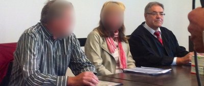 Claudia Renneberg mit ihrem Vater (links) und Anwalt Klaus Bartl.