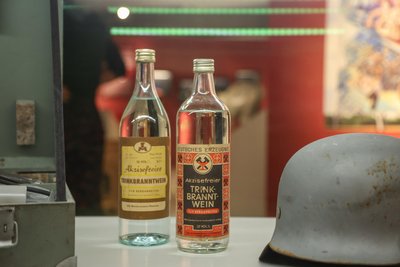 Selbst der sogenannte Wismutschnaps hat es in die Ausstellung ins Smac geschafft.