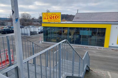 Deutlich größer und mit neuer Glasfront: Der Netto-Markt an der Pausaer Straße steht vor der Wiedereröffnung.