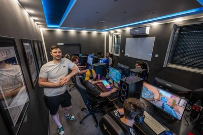 Philipp Baumung im Gaming-Raum seines Apartments: Acht Hochleistungs-PCs stehen hier für Hobbyspieler und E-Sport-Teams bereit.