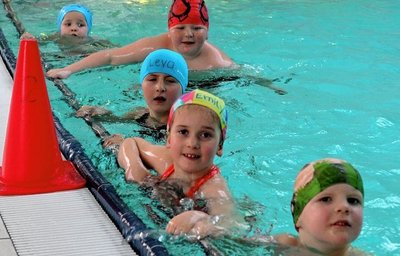 Zum Warmmachen "wandern" die Seepferdchen-Anwärter an den Haltestangen rund um das Schwimmbecken in Dorfstadt.