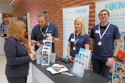 An den Ständen wie hier bei den Hüttenwerken Krupp Mannesmann fanden intensive Gespräche statt.