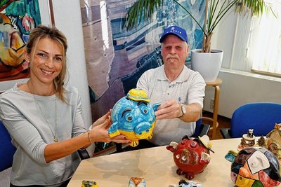 Hobbytöpfer Reiner Legies hat sein gut gefülltes Ukraine-Sparschwein an Melissa Scheffler vom Verein "New Projects" übergeben. 