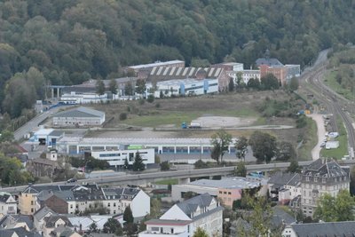 Blick auf das Gewerbegebiet am Bahnhof in Aue, in dem es noch leere Flächen gibt: Wie müssen die Gewerbeflächen in der Stadt weiterentwickelt werden?