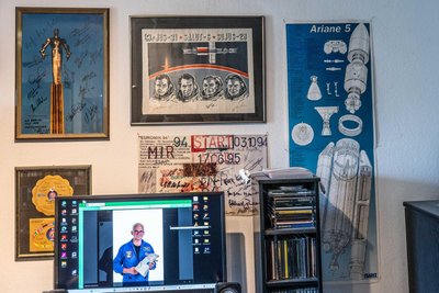 Wand voller Geschichten: Urkunden und Memorabilien in Tasillo Römischs Arbeitszimmer in Mittweida. Viele der Stücke sind Geschenke von Kosmonauten und Astronauten, die der Sammler im Laufe der Jahrzehnte kennengelernt hat.