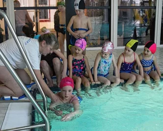 Petra Hoffmann von der Wasserwacht Brunn gibt Lina Hilfestellung beim ersten Versuch mit einer Schwimmhilfe. Die Kurse im Bad der früheren BG-Klinik Dorfstadt sind rappelvoll. Wartezeit: ein Jahr. 