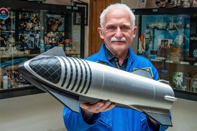 Von Gagarin bis Musk: Tasillo Römisch hält in seinem Mittweidaer Museum ein Modell einer SpaceX-Rakete in den Händen. Seine Sammlung spannt den Bogen von den ersten sowjetischen Flügen bis zur kommerziellen Raumfahrt.
