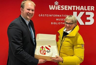 Süße Überraschung: Konditormeisterin Christiane Schmiedl-Gahler vom Café Schmiedl überreichte dem frisch gebackenen Bürgermeister Jens Benedict eine Torte mit dem Stadtwappen. 