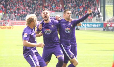 Dimitrij Nazarov (10) trifft per Foulstrafstoß zum 1:2 und jubelt mit Jan Hochscheidt (7) und Pascal Testroet (37).