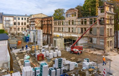 Blick aus Richtung Marienstraße auf die ehemalige Baldauf-Fabrik, die derzeit umgebaut wird. 
