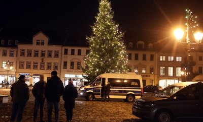 So wie auf dem Markt in Glauchau war die Polizei in verschiedenen Kommunen in Erwartung von "Spaziergängen" im Einsatz. 