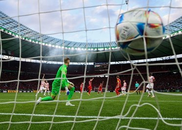 Der Ball landet zum 1:0 für Freiburg durch Eggestein im Leipziger Tor.