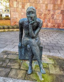 Die Bronzeskulptur "Sinnende" von Sabina Grzimek in Chemnitz.
