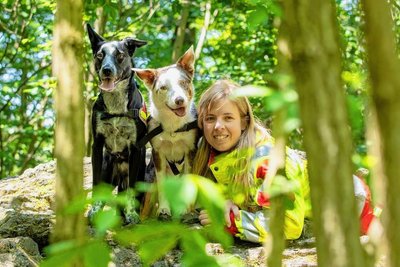 Carola Deppler mit ihren Hündinnen Yuuwa und Aiyla (schwarz).