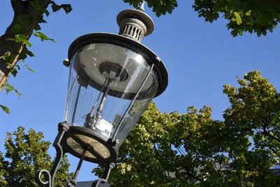 Diese Leuchte vom Typ Vulkan hat noch die ursprünglichen Gasglühlampen.