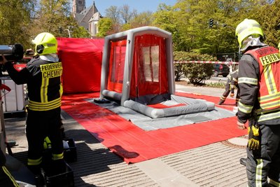 Vor der AOK-Filiale hat die Feuerwehr ein Spezialzelt für ABC-Einsätze aufgebaut.