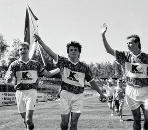 Ralf Schneider (Mitte) hatte in seiner Zeit als Fußballer in Zwickau oft Grund zum Jubeln. Hier freute er sich mit Ralf Wagner (l.) und Udo Tautenhahn über das Erreichen der Aufstiegsrunde zur 2. Bundesliga.
