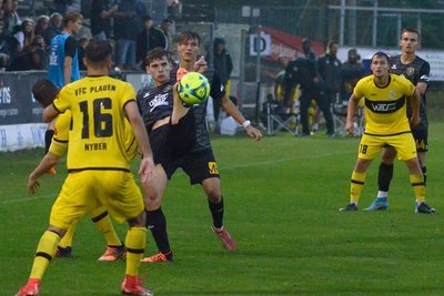 In dieser Situation ist VFC-Matchwinner Lucas Will (hinten rechts im gelben Trikot) nur Zuschauer beim Zweikampf von Ondrej Nyber und Vojtech Cermus. Doch zweimal stand er als Torschütze im Mittelpunkt. 