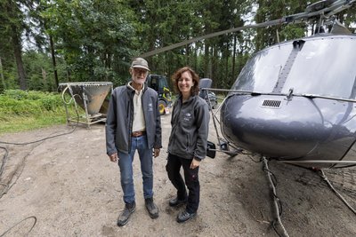 Pilot Walter Koopmann und Pilotin Tashi Dolma Hinz waren am Freitag für die Waldkalkung bei Geyer im Einsatz.
