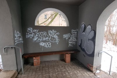 „Potthässlich und extrem ärgerlich“, nannte Hainichens OB die Schmierereien wie hier in der Elektrischen Kirche. Auch deren Verursacher könnte jetzt gefunden sein.