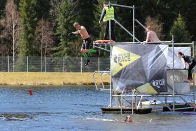 Obwohl das Wasser im Naturbad nur zehn Grad Celsius hatte, führte kein Weg daran vorbei.