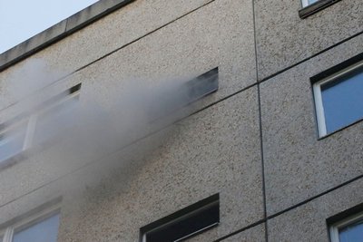 Das Feuer brach in einem Mehrfamilienhaus in Chemnitz aus.
