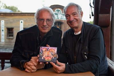 Guido (rechts) und Maurizio de Angelis mit ihrem neuen Oliver-Onions-Album "Future Memorabilia". Die Platte gibt es auf CD und Vinyl. 