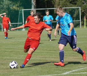 Mit zehn Treffern in sechs Spielen wurde Daniela Mittag (links) vom DFC Westsachsen Zwickau in der abgebrochenen Saison 2020/21 Torschützenkönigin in der Landesliga. 
