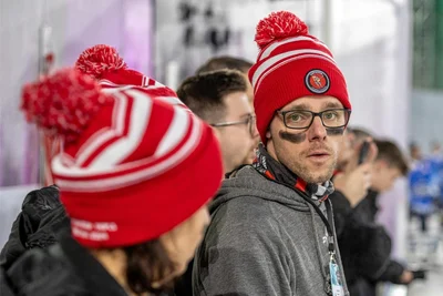 Mannschaftsleiter Norman Markert hatte trotz Heimspiel für die Eispiraten im Vorfeld deutlich mehr einzupacken als wenn es sonst auf Reisen geht beim Eishockey-Zweitligisten.