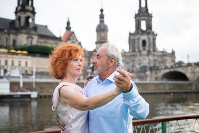 Stubbe (Wolfgang Stumph) überrascht Marlene (Heike Trinker) mit einem Tango-Tanz.