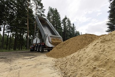 Der Naturkalk wird mit Lkw aus Bayern anliefert. Diese rollen täglich im Waldgebiet bei Geyer an.