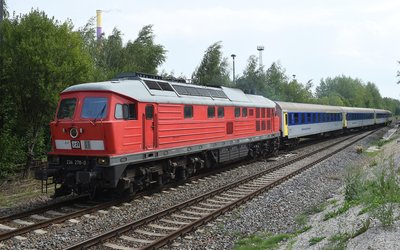Ein Bild beinahe wie zu DDR-Zeiten, aufgenommen am Donnerstagmittag: Ein Regionalexpress nach Leipzig bei der Ausfahrt am Haltepunkt Chemnitz-Küchwald.