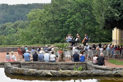 In idyllischer Atmosphäre ist die zweite Auflage der Kleinen Abendmusik an den Sieben Künsten im Schlosspark Lichtenwalde über die Bühne gegangen. Es gastierte das Kassberg-Quartett mit Hartmut Schill, Ruth Petrovitsch, Juliane Kunerth und Jakub Tylman. 