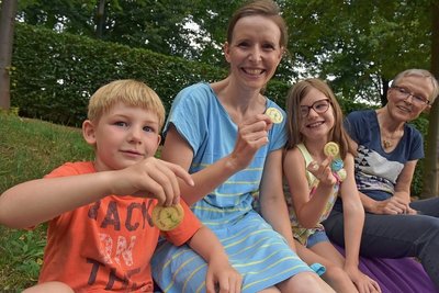 Für die Besucher gab es extra Konzertkekse. Nikolai (l.) und Matilda lassen es sich zusammen mit Mutter Anna Richter und Oma Renate Richter schmecken.