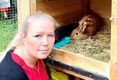 Annelie Hensel, Assistentin der Geschäftsführung beim Gut Gleesberg, steht am Hasenstall. Gesucht werden beim Haustierprojekt der Einrichtung Namensvorschläge für Kaninchen. 