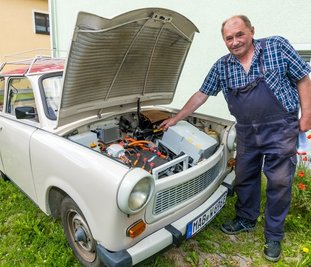 Außen ein ganz normaler Trabi, innen befindet sich statt des gewohnten Benzin- ein Elektromotor mit einer Leistung von 13 Kilowatt. 