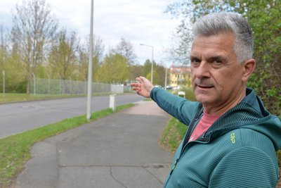 Ralf Dobritz wohnt in der Claustaler Straße in Freiberg und zeigt in Richtung neues DHL-Zentrum. Er befürchtet zusätzliche Belastungen durch den Post-Verkehr.