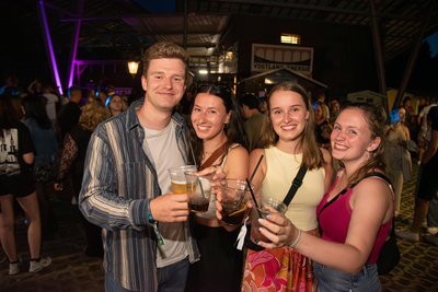 Lukas Guhl, Anna-Lena Neudel (zweite von links), Anna Hiller und Lea Kappler (rechts) freuten sich, dass mit dem Summer Clubbing im Freibad Elstergarten eine Veranstaltung für ihr Alter in Oelsnitz organisiert wurde.