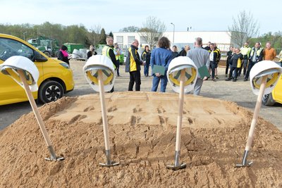 Symbolischer Spatenstich in Freiberg: An der Darmstädter Straße entsteht ein neuer, moderner DHL-Zustellstützpunkt.