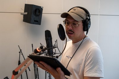 Podcast-Host und Fußballromantiker Gregor Ryl im Aufnahmestudio.