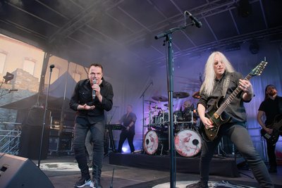 Die bekannte Metal-Band Blind Guardian um Sänger Hansi Kürsch (links) tritt am 29. August auf Schloss Voigtsberg in Oelsnitz auf.