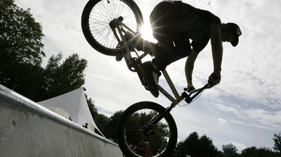 Große Sprünge: BMX-Fahrer und Skater tummeln sich im Skaterpark in der Elsteraue. 