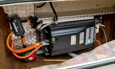 Im Kofferraum befindet sich das Ladegerät für die insgesamt 60 Batterien, die anstelle der Rücksitzbank montiert sind.