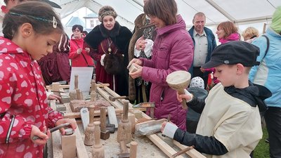 Junge Gäste versuchen sich als Steinmetze, Kamina und Jonas schlagen Hammer und Eisen, die Kurfürstin ist begeistert. Zu den Erlebnisangeboten gehört auch das Herstellen vonGummibärchen, auch andere Handwerke können ausprobiert werden, jene Zünfte  die einst die Burg erbauten. 