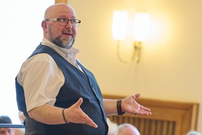 Hendrik Beyreuther leitet den Auer Blema-Chor seit Mai 2023.