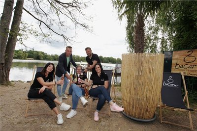 Eröffnung des "Bacaru" am Schwanenteich: Die ersten Gäste haben sich vom Krauß-Event-Team am Dienstag bedienen lassen.Foto: Mario Dudacy.